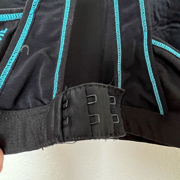 Danskin Now Women Black Polyester Soft Padded Cups Crossback Sports Bra Size 36D - Picture 6 of 6